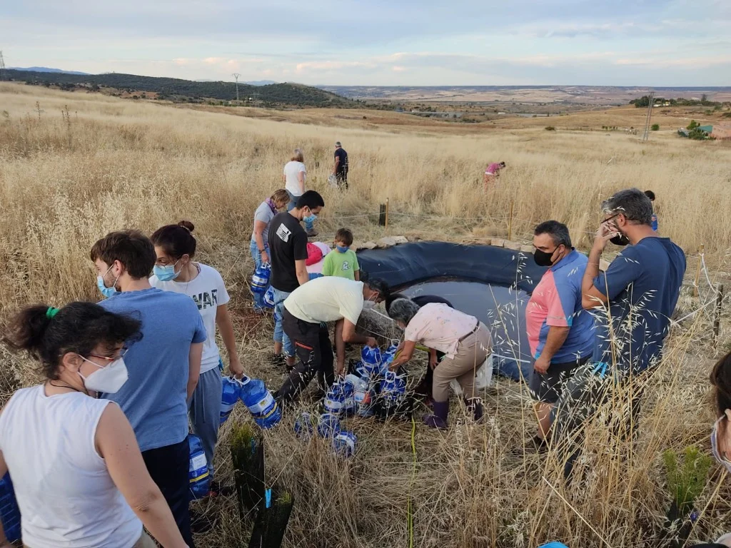 Voluntario cavando zanjas de drenaje